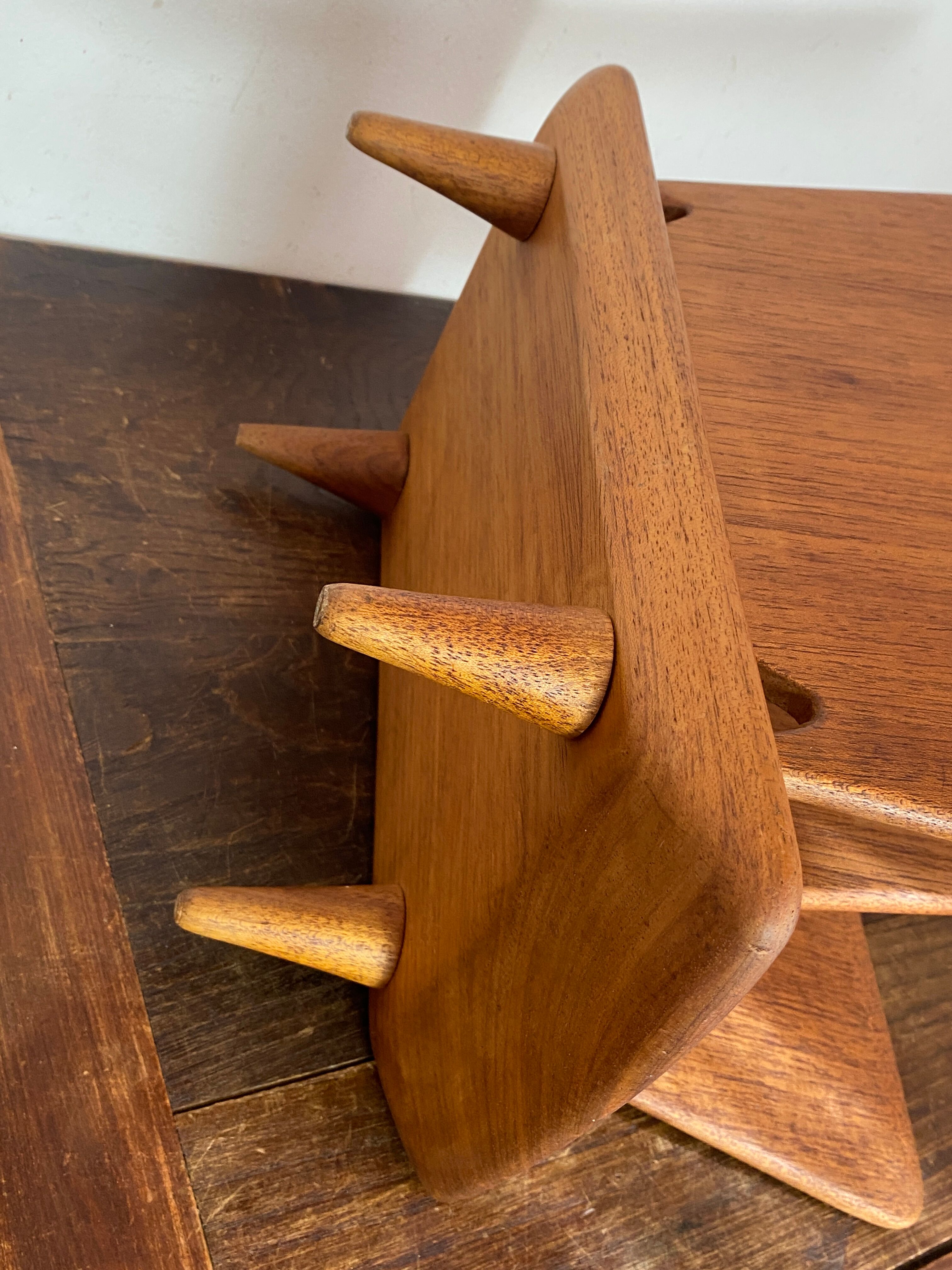 Magazine rack, in oak, by Pierre Cruège