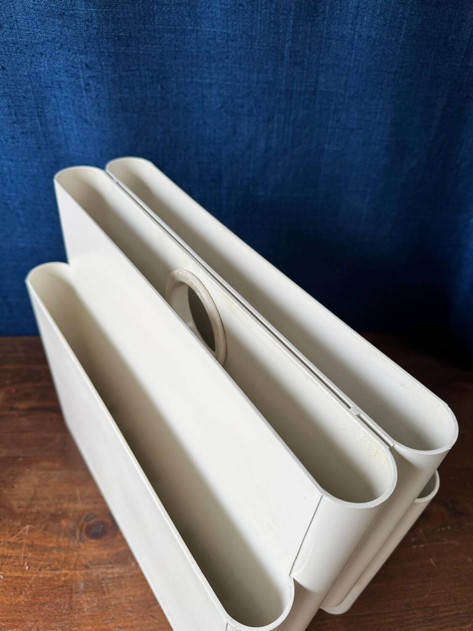 Kartell vintage magazine rack / bookcase – Design Giotto Stoppino