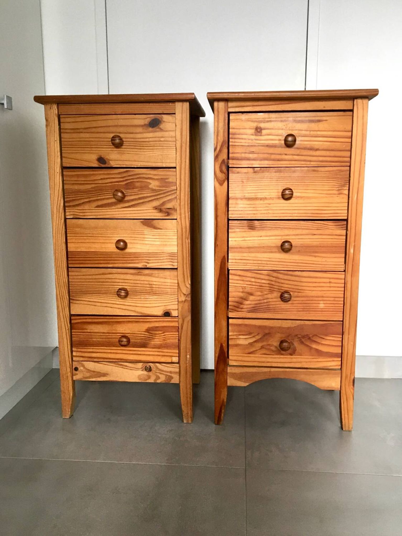 Paire de  chiffoniers 5 tiroirs en pin  . années 80