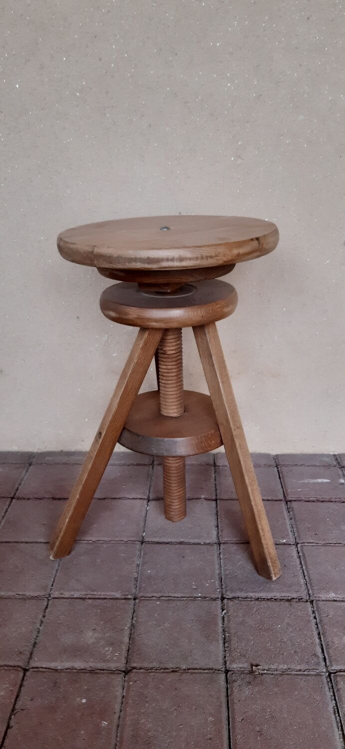 Tripod wooden stool with screws