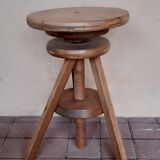 Tripod wooden stool with screws