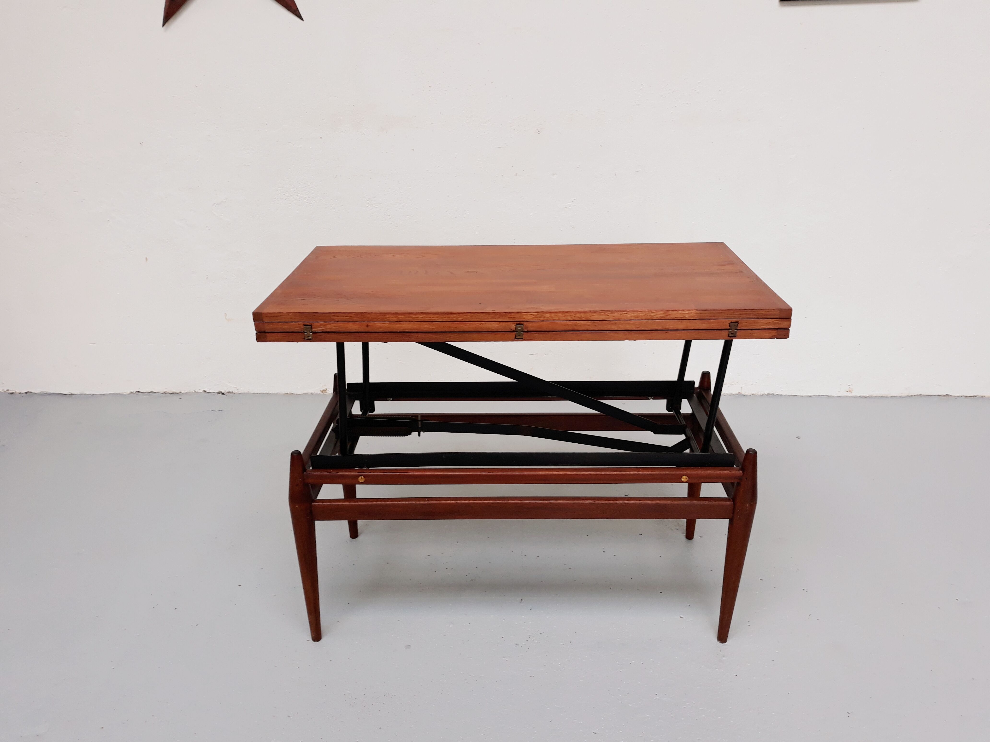 Flexible scandinavian vintage coffee table