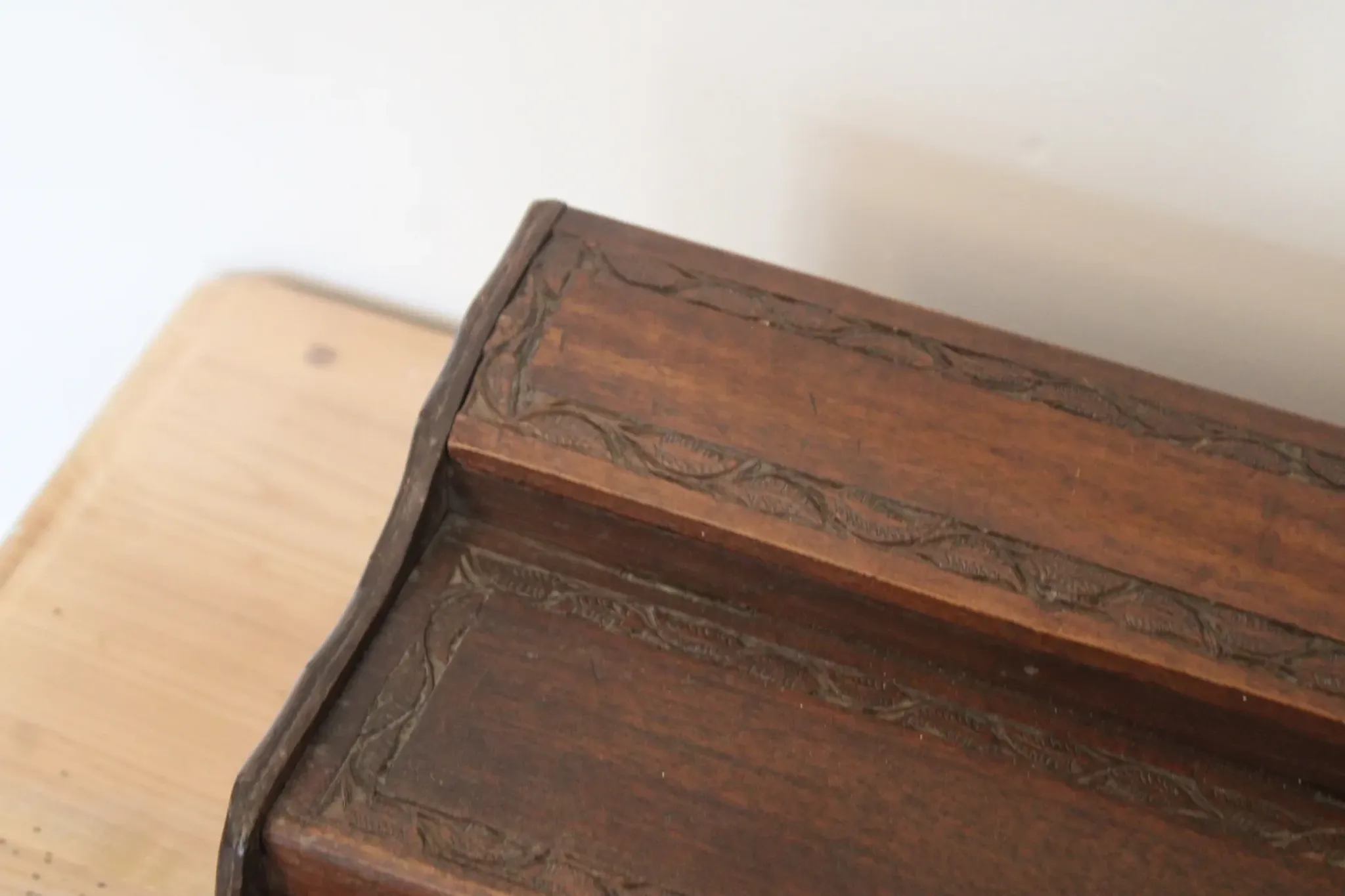 Antique carved wooden cigarette box – Functional push-button dispenser
