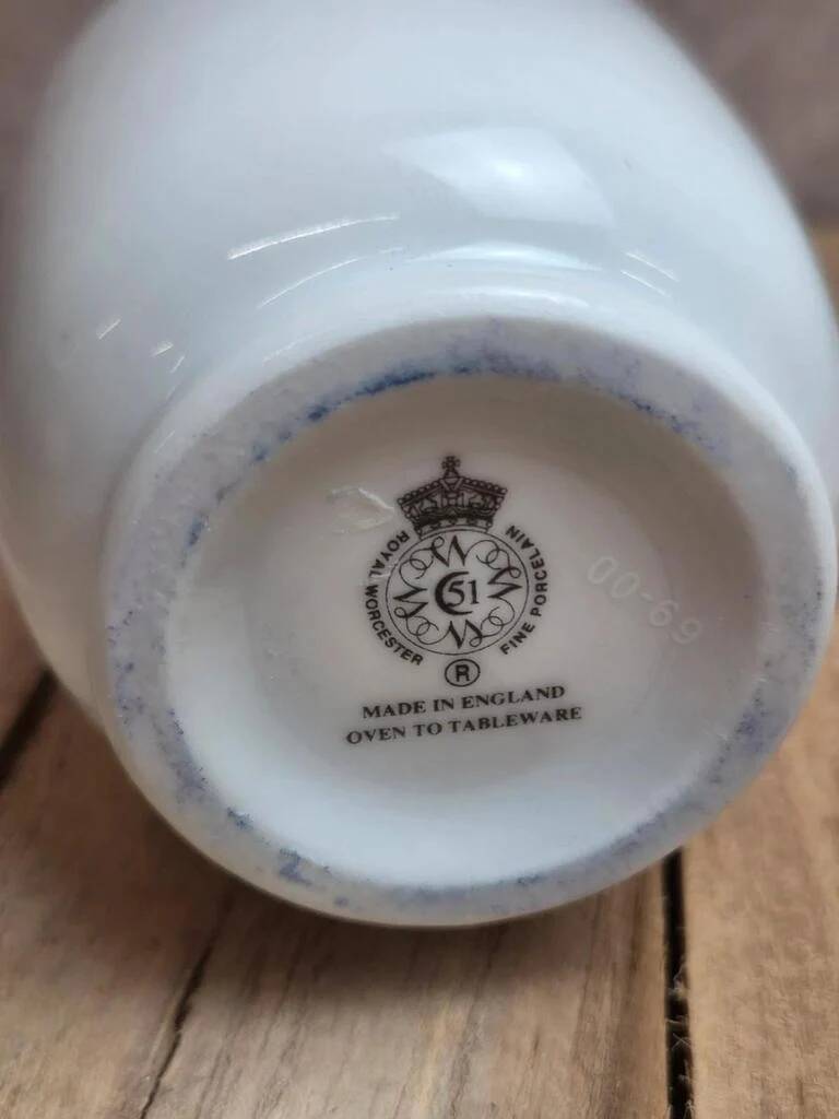 Royal Worcester white porcelain egg cooker with lid – Made in England