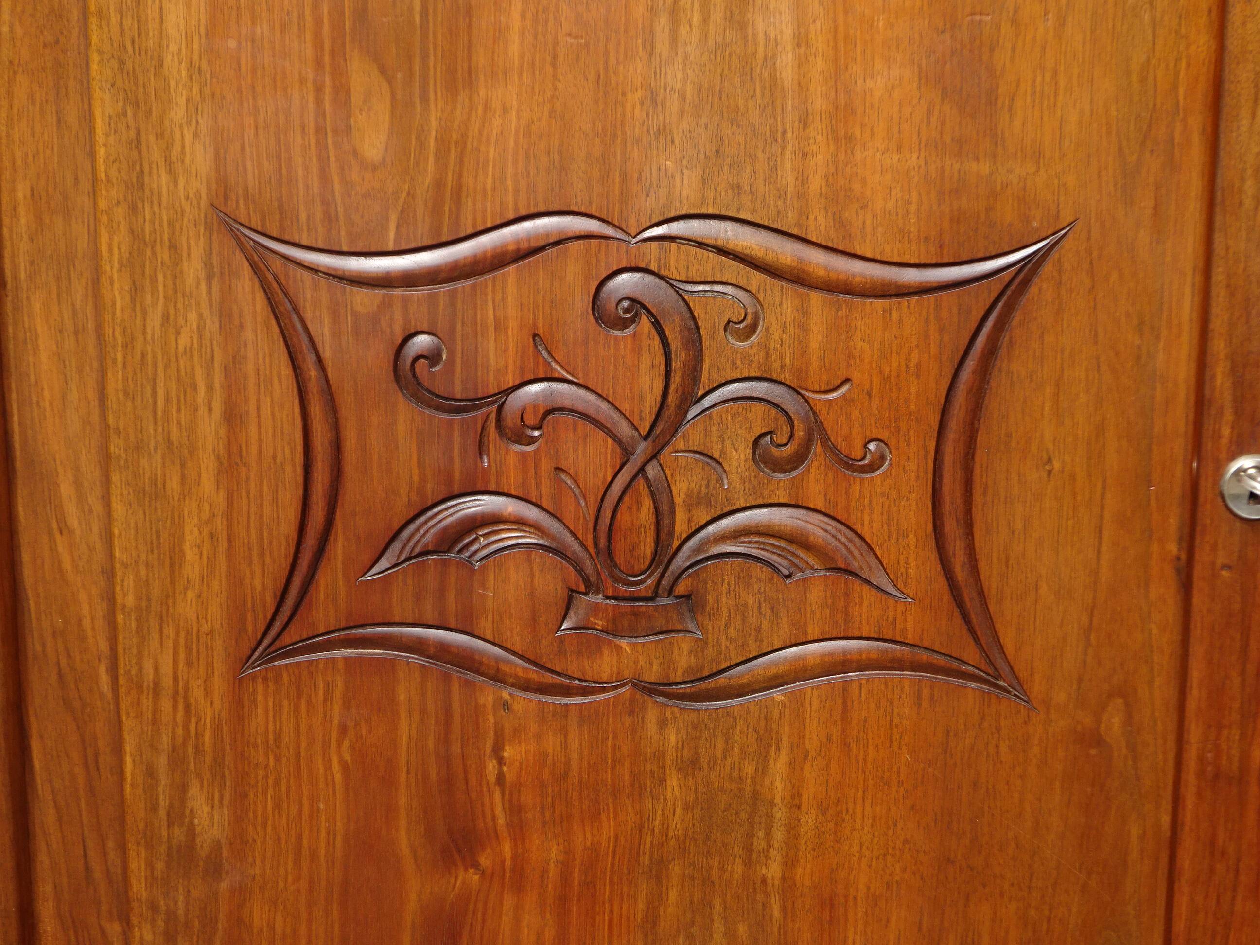 Enfilade en noyer massif, plateaux en marbre noir