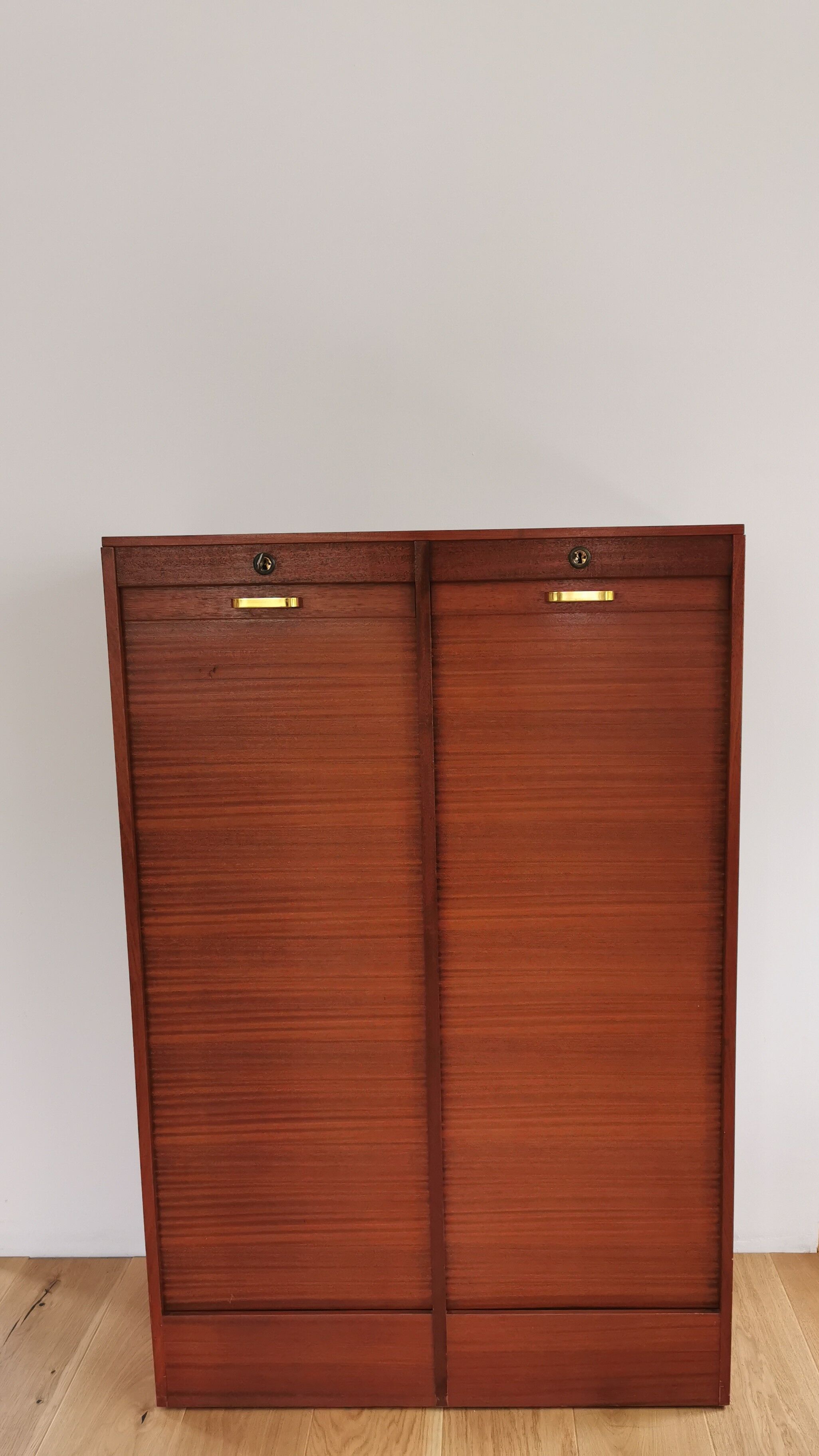 Cabinet curtain binder