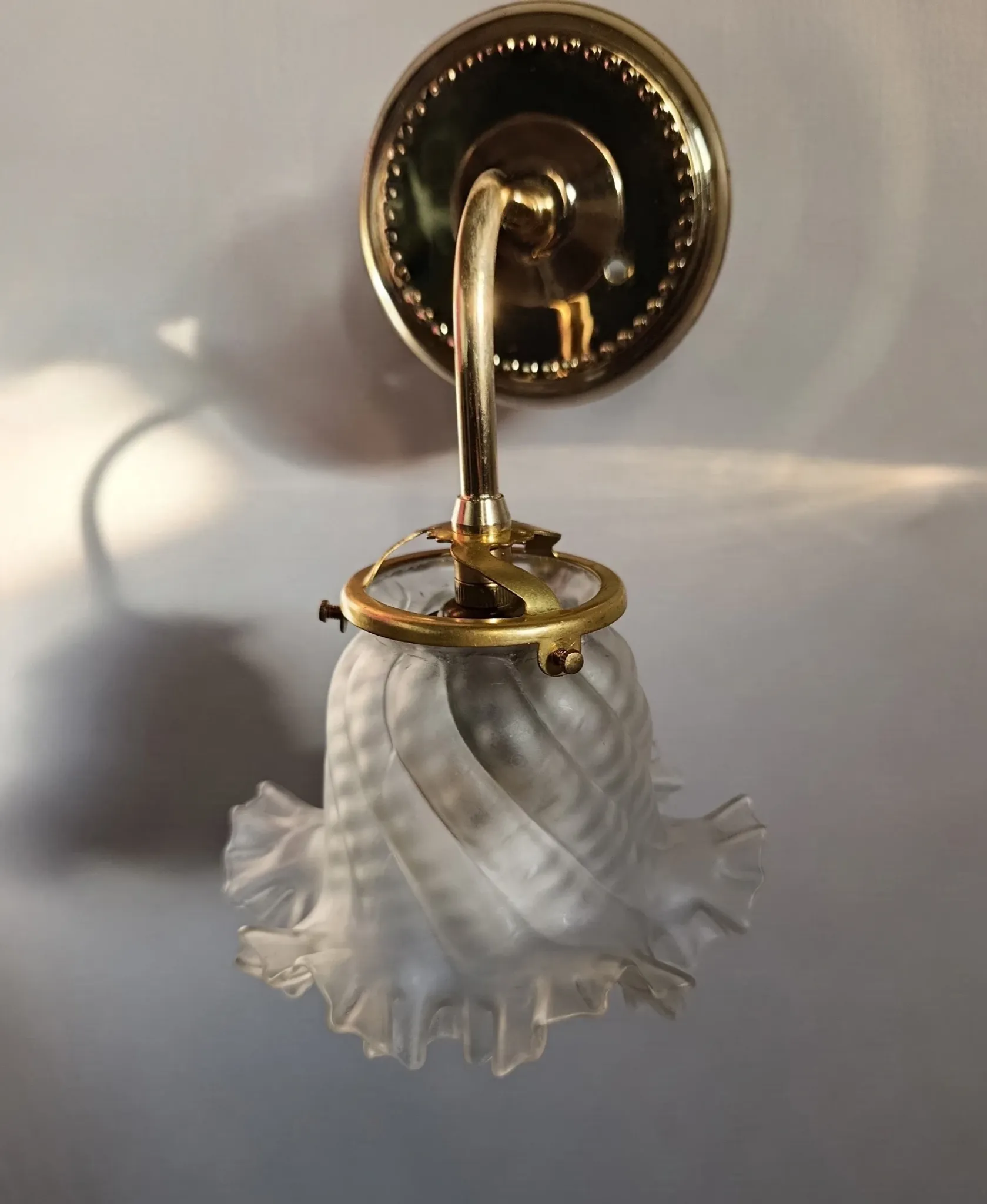 Chic retro wall light in gold brass & pink glass tulip