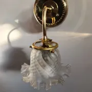 Chic retro wall light in gold brass & pink glass tulip