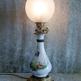Ancienne lampe à huile en porcelaine électrifiée