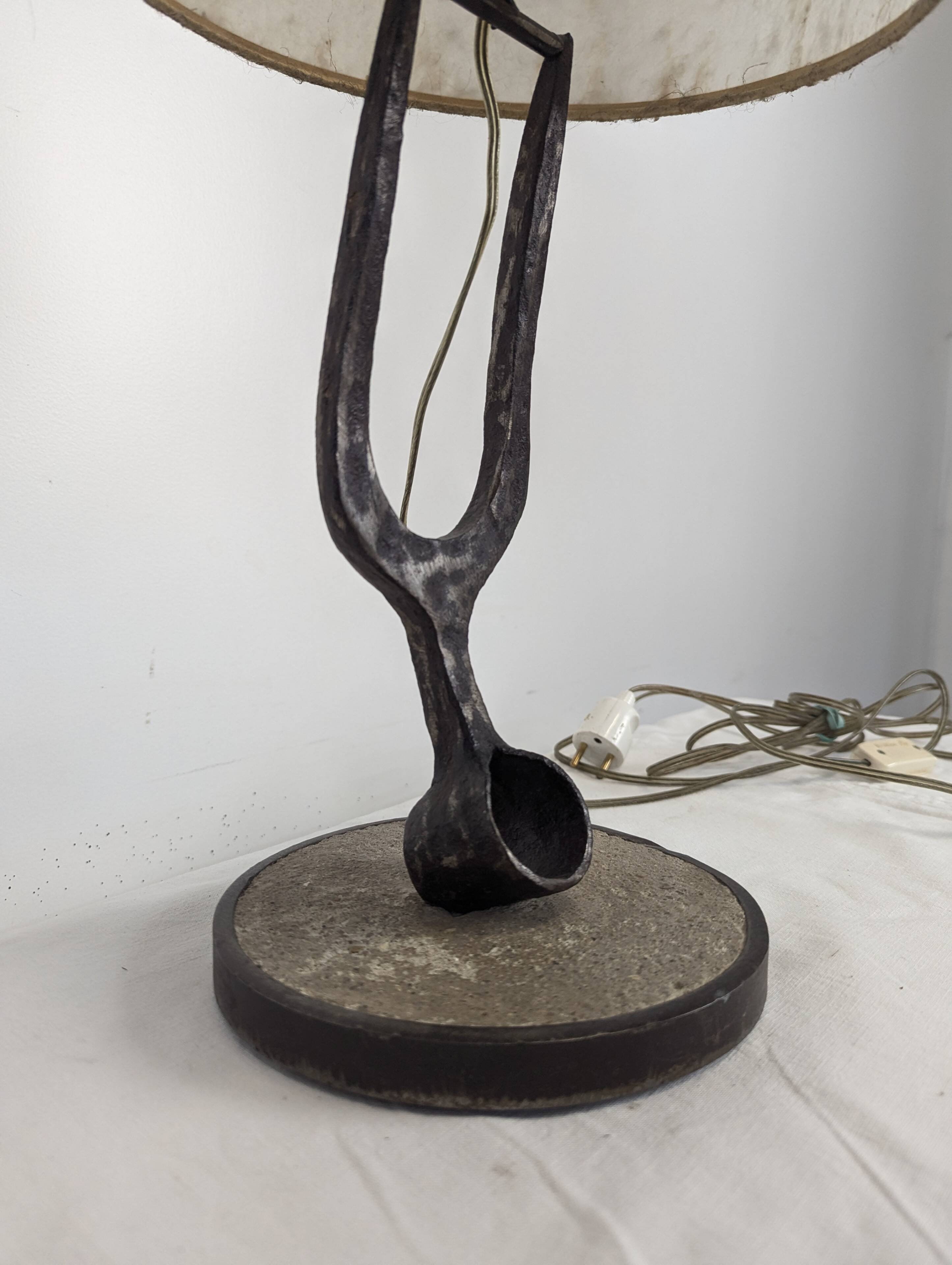Lampe brutaliste art populaire en fer forgé