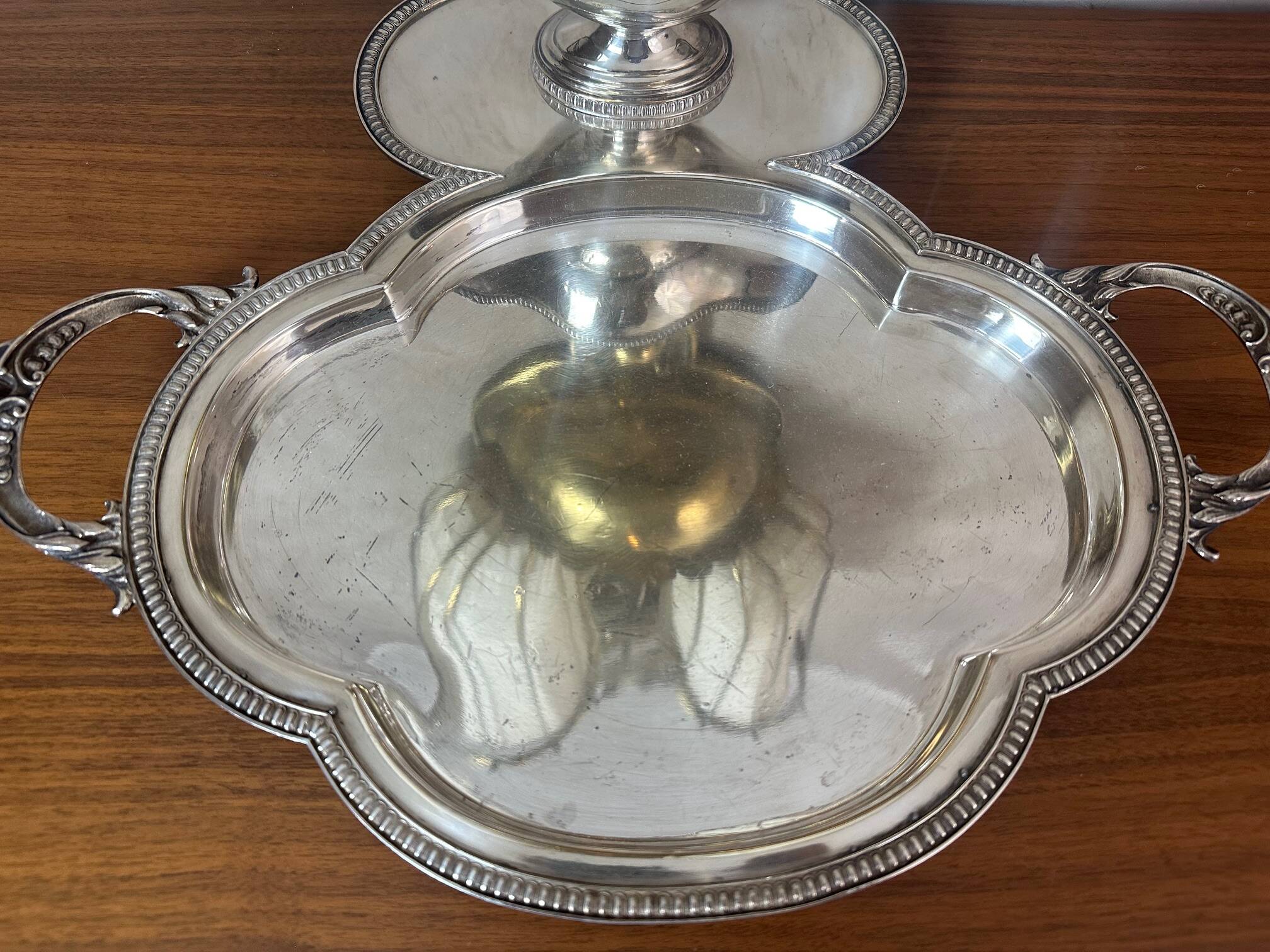 Presentation dish and its integrated sauceboat