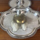 Presentation dish and its integrated sauceboat