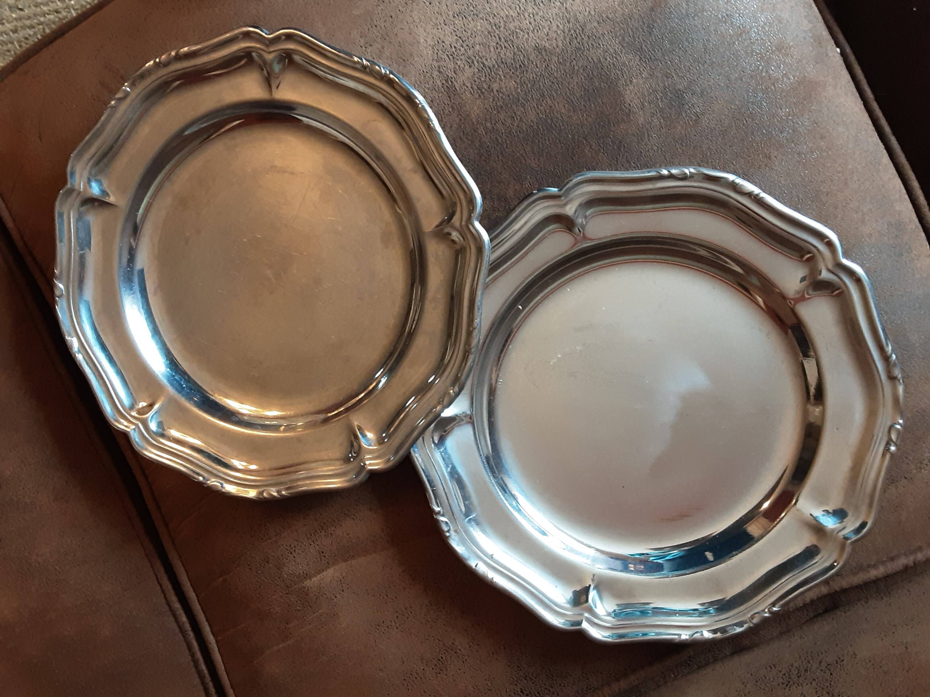 Set of 2 round stainless steel dishes
