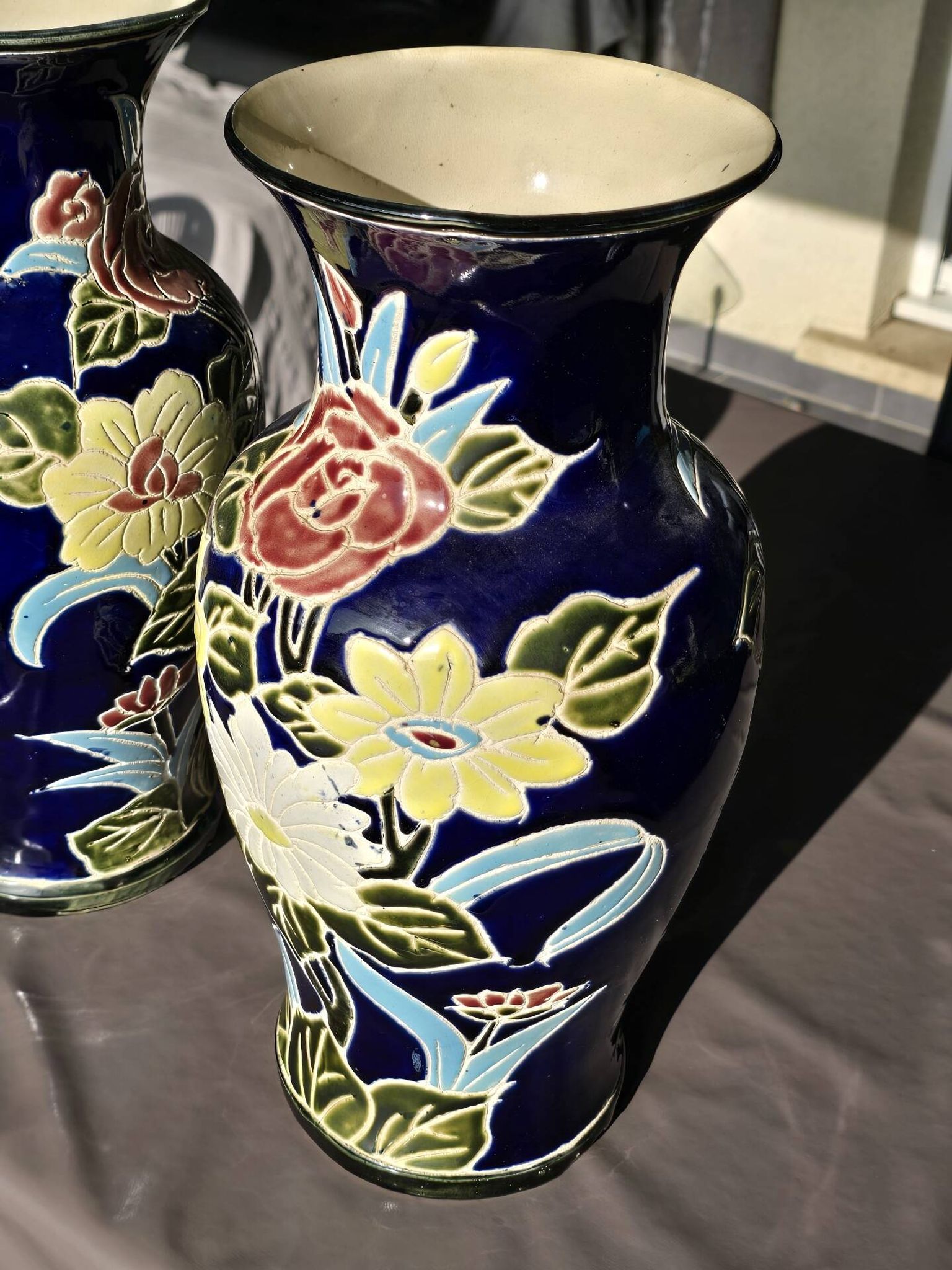 Pair of Dien Thao cobalt blue vases, 20th century.