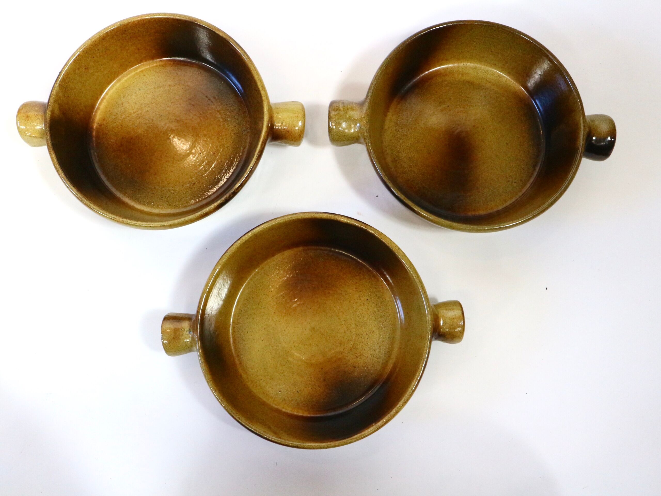 Vintage service plates and serving trays, 39 pieces, silk-screened.