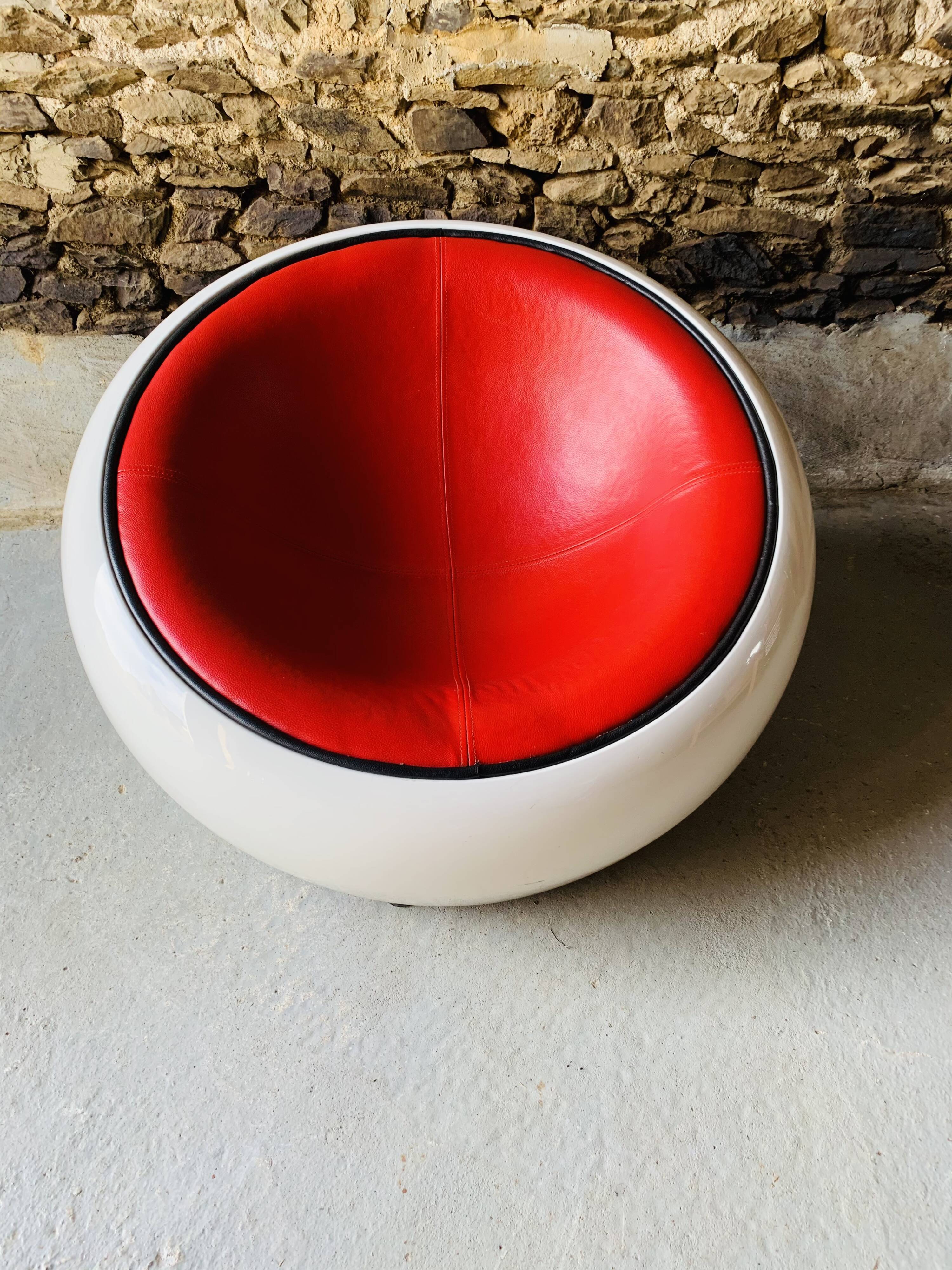 Armchair eye pod ball
