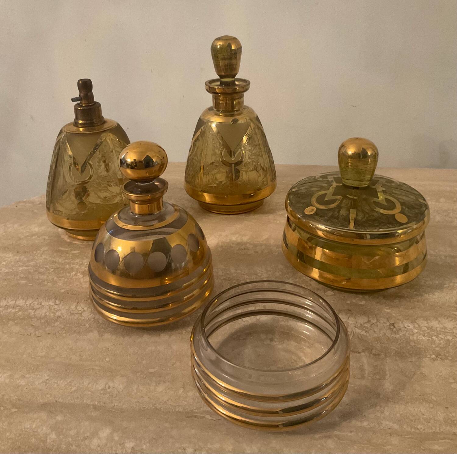Ensemble de flacons Art Déco en verre ciselé