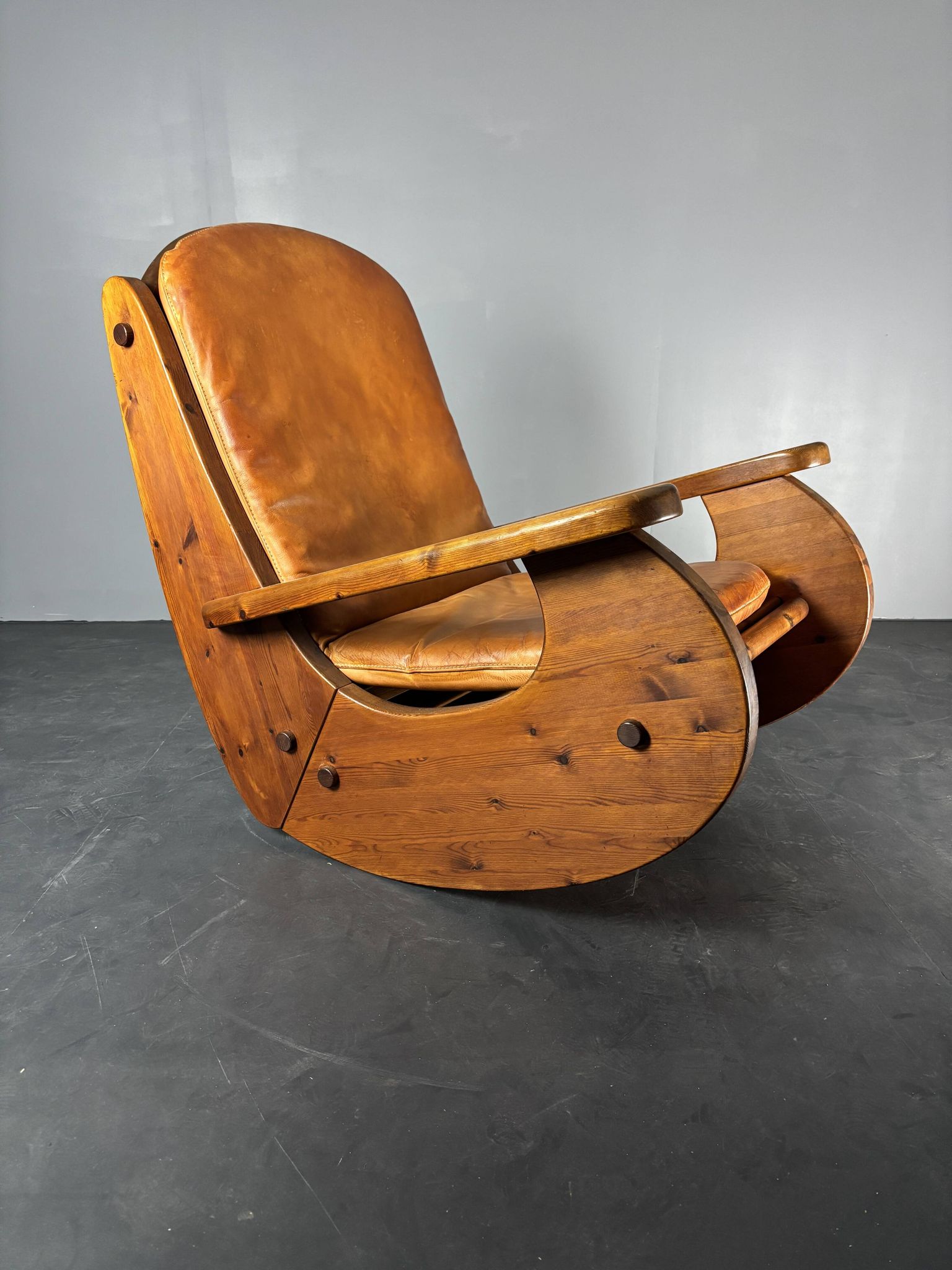 Brutalist pine rocking lounge chair with leather seat by Wasa 1984