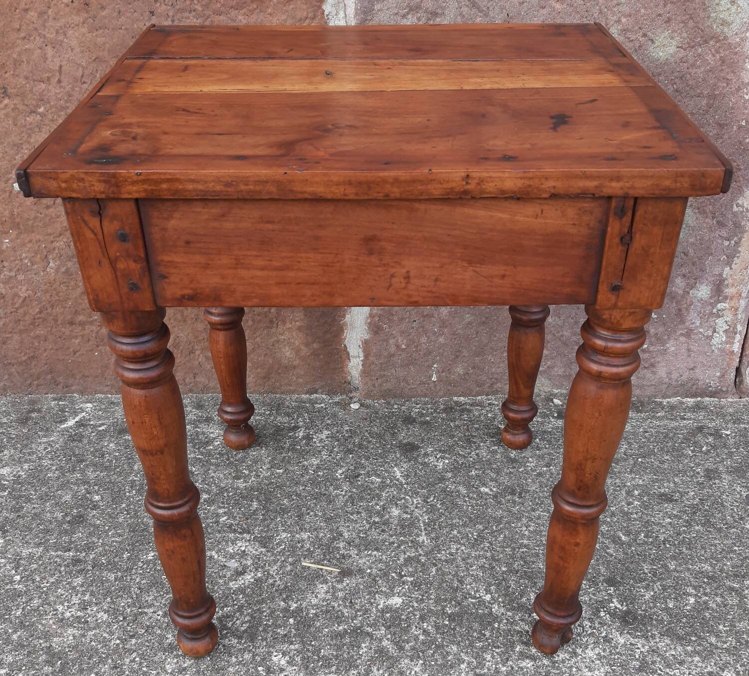 Coffee table or bedside table in wood. (With drawer)