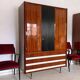 Armoire vintage italienne, noyer, bois cannelé, pieds en laiton années 1950.