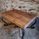 Table basse française vintage des années 1960 – Table basse rustique en pin avec base en fer noir