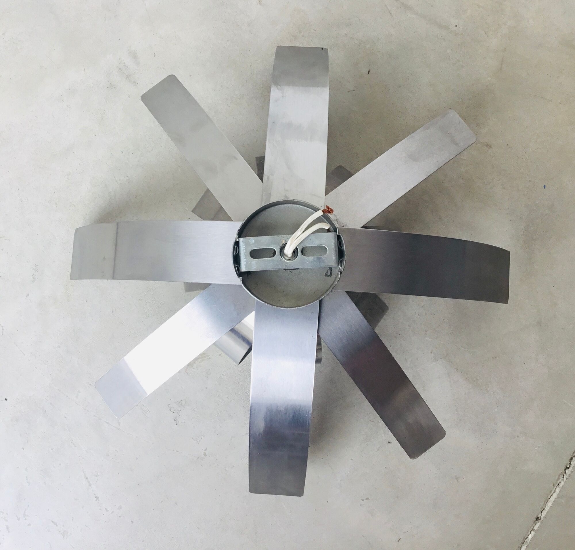 Applique inox en forme de fleur par Jocelyne Trocmé pour Oxar - design 1970
