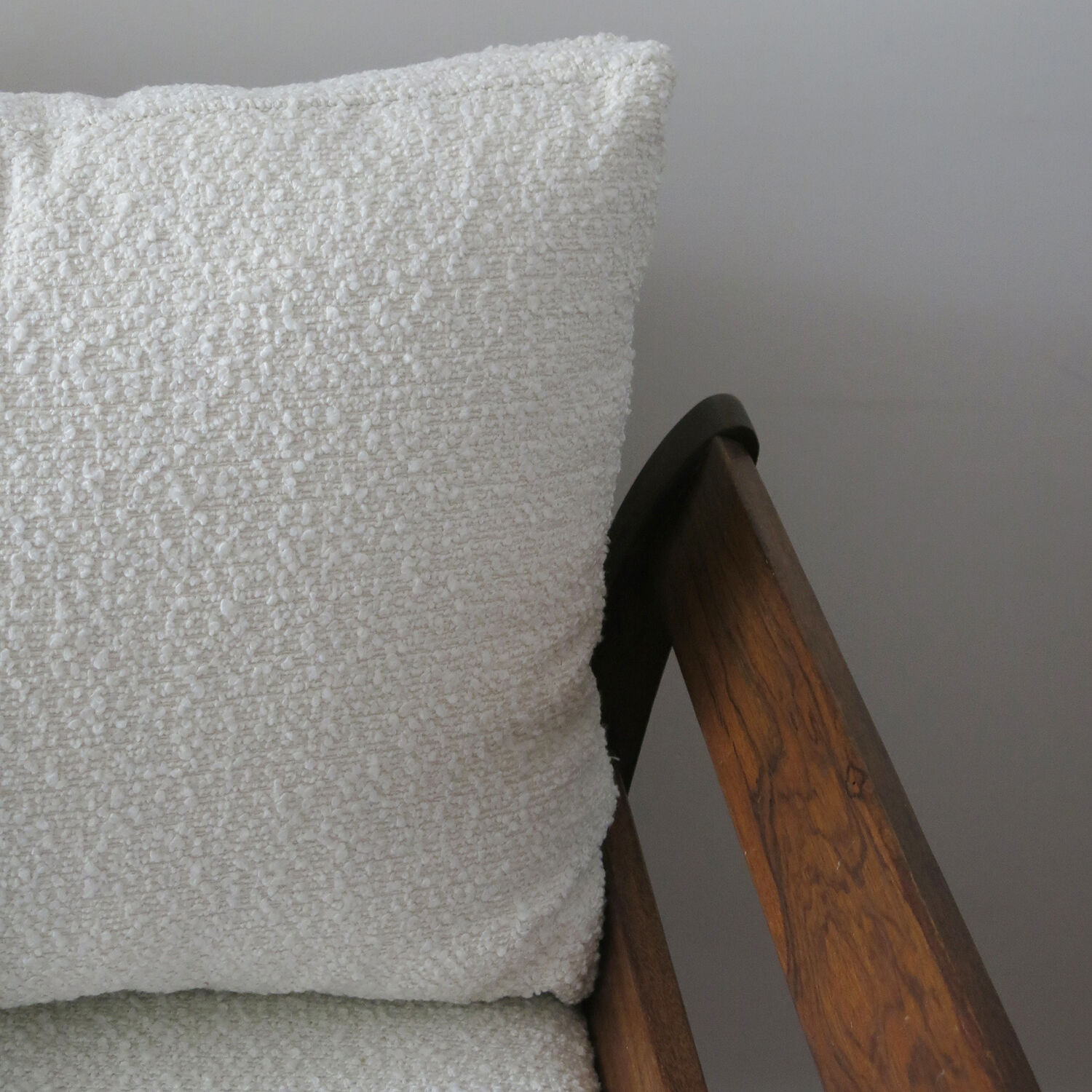 Fauteuil bois et tissu bouclette blanc crème