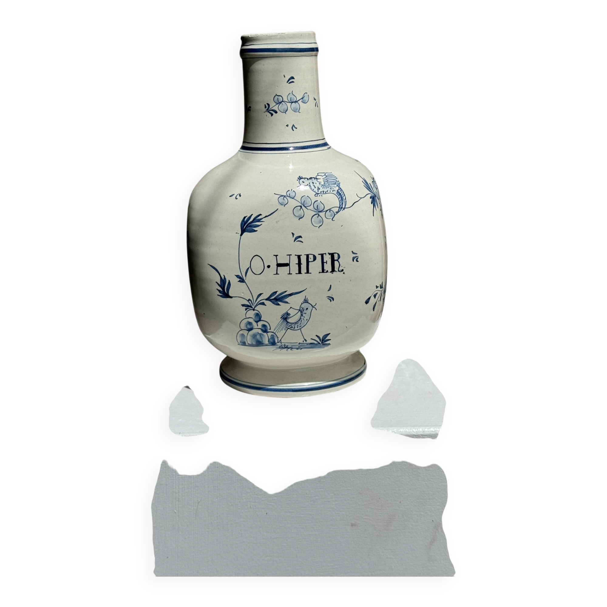 Vase en faïence blanche décor bleu O. HIPER