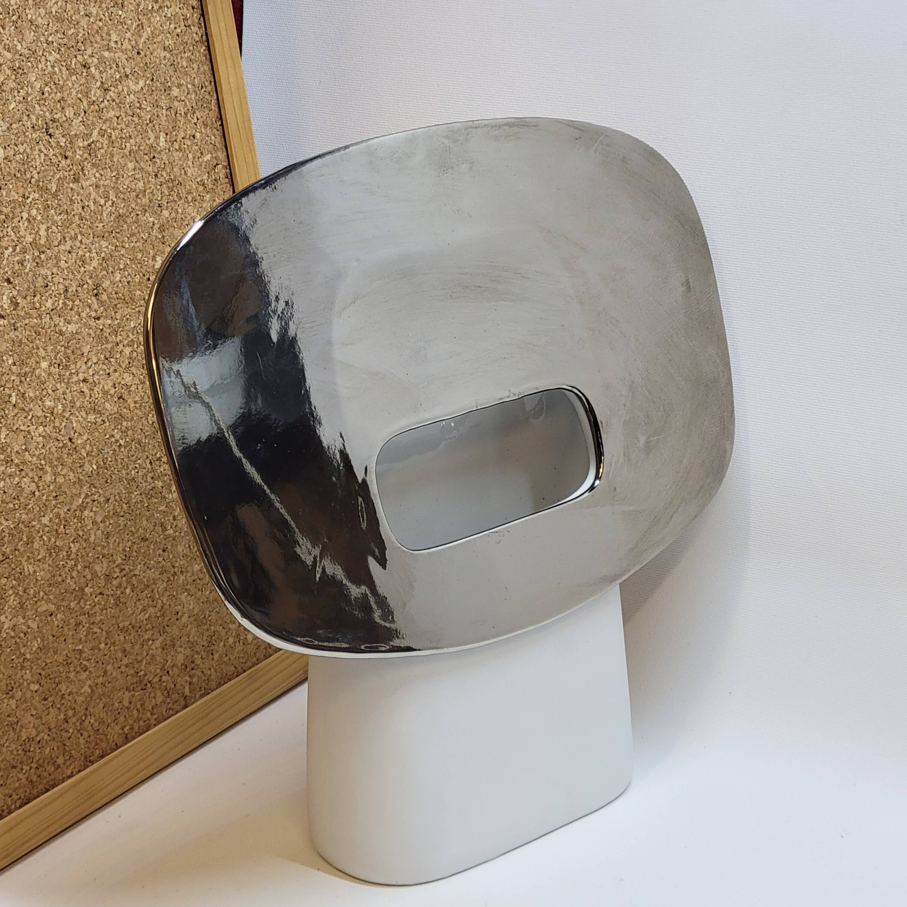 Vase design en porcelaine blanche et chromé