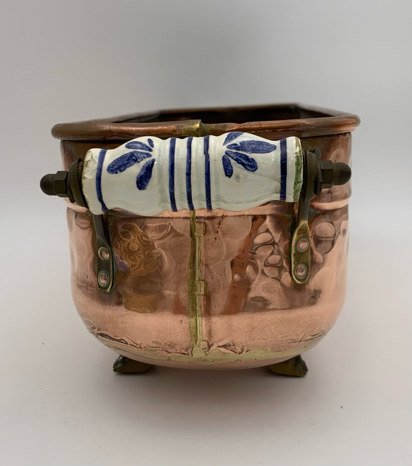 Old copper planter, brass feet - Circa 1900