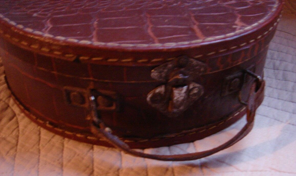 Round suitcase handle leather