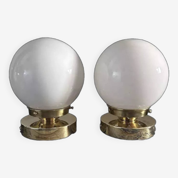 Paire d’appliques globes en opaline blanche