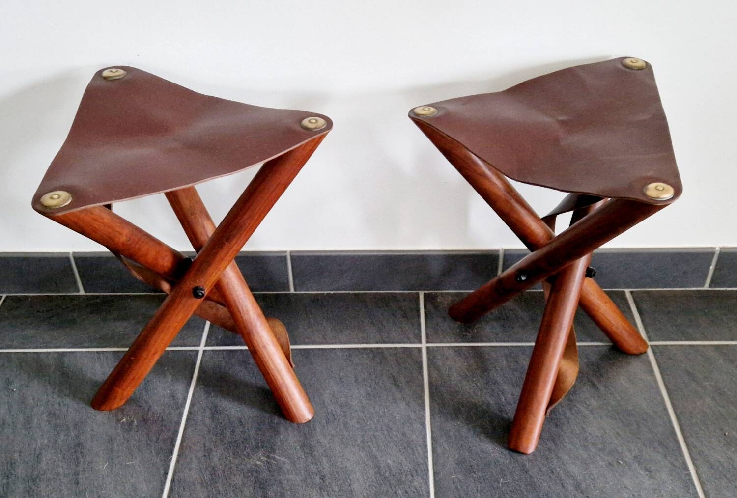 Ensemble de tabourets tripode teck et cuir