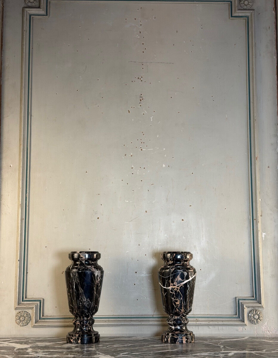 Paire de vases en marbre Portor, vers 1920