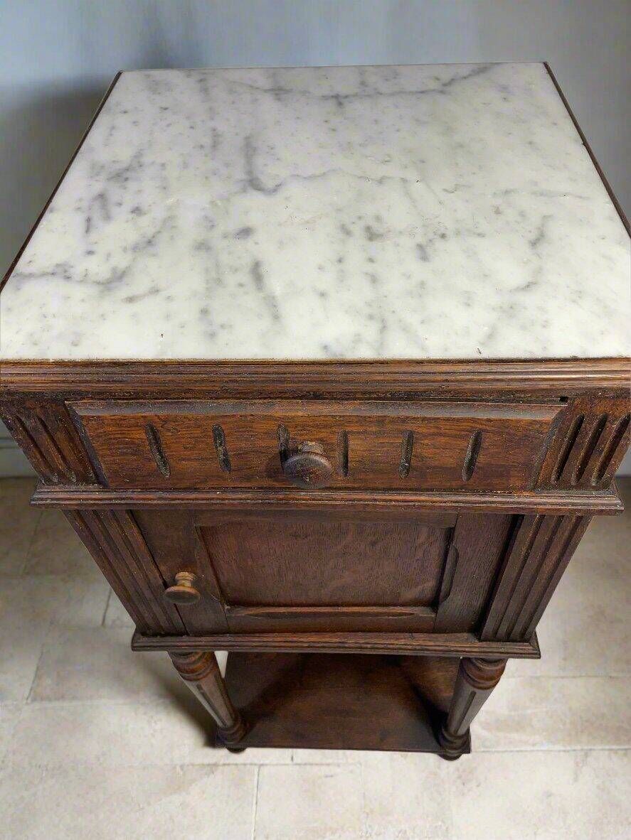 Chevet provincial ancien, dessus de marbre blanc, fin XIXe