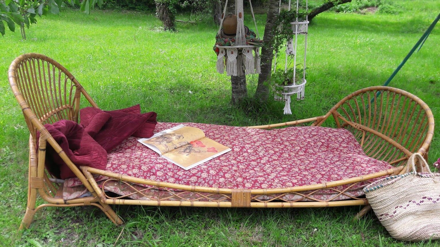 Rattan bed