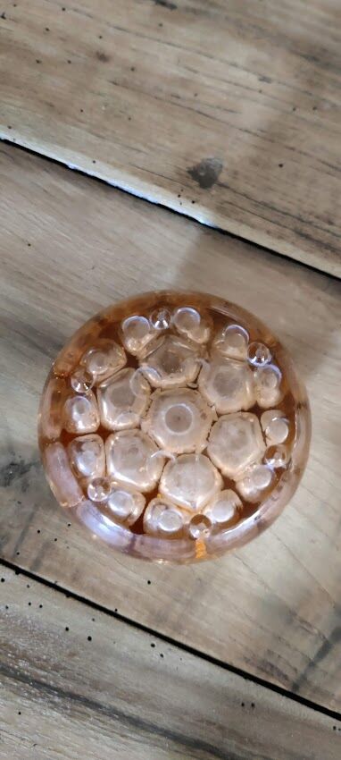 Vase stings ancient pink flowers