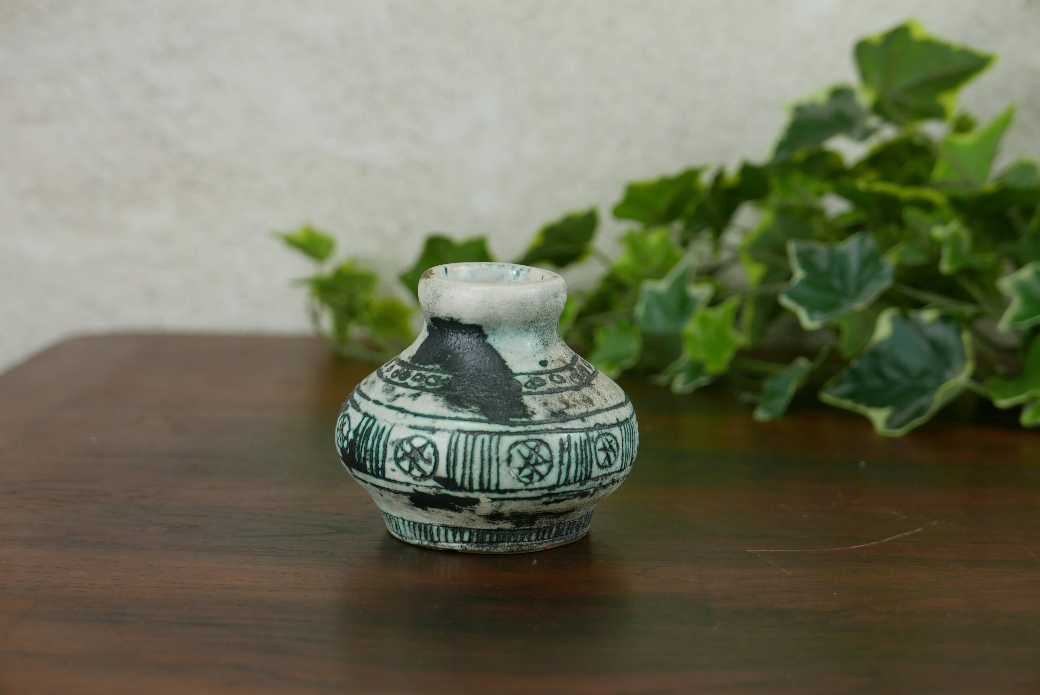 Petit vase signé Jacques Blin.