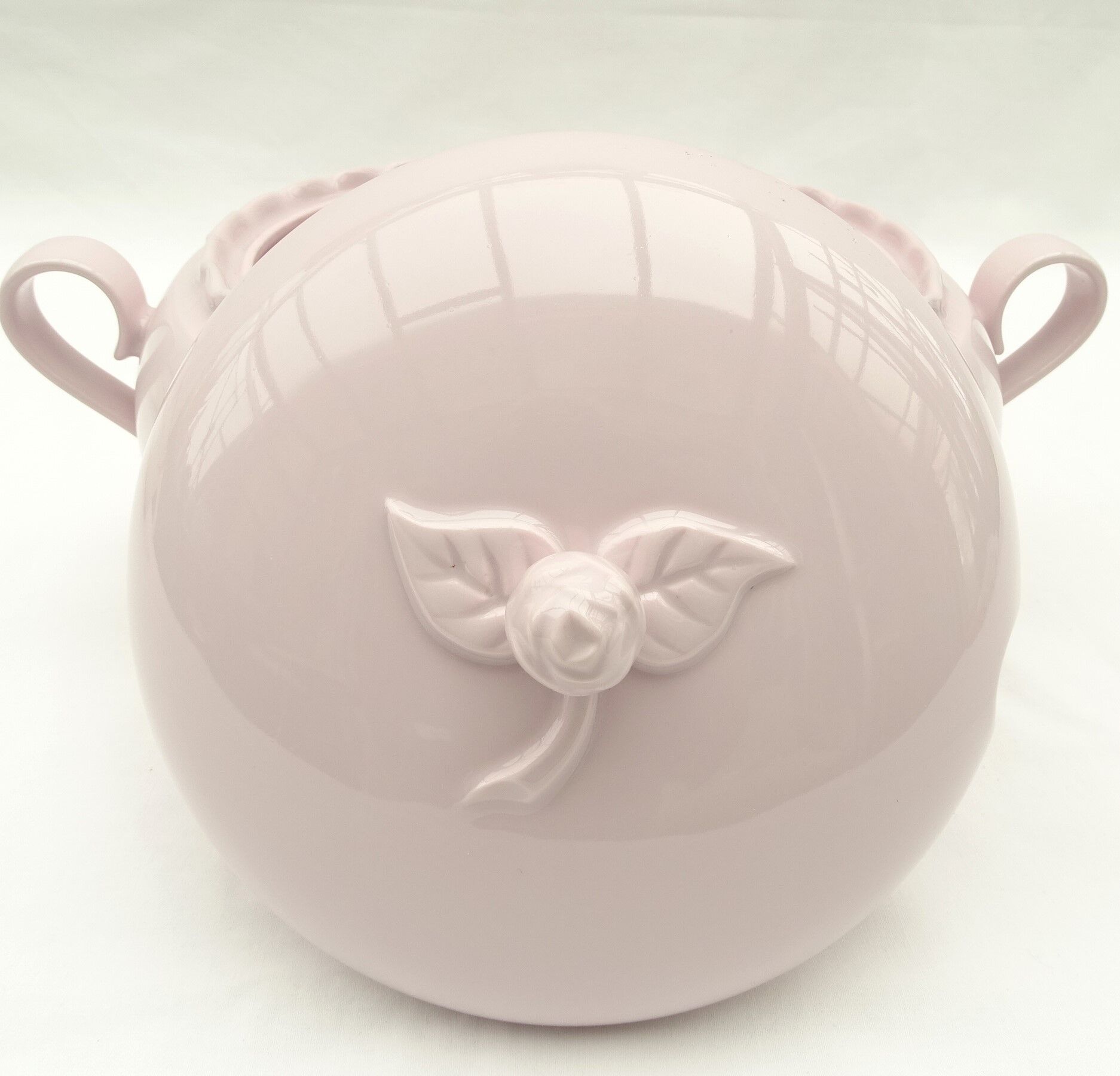 Porcelain tureen
