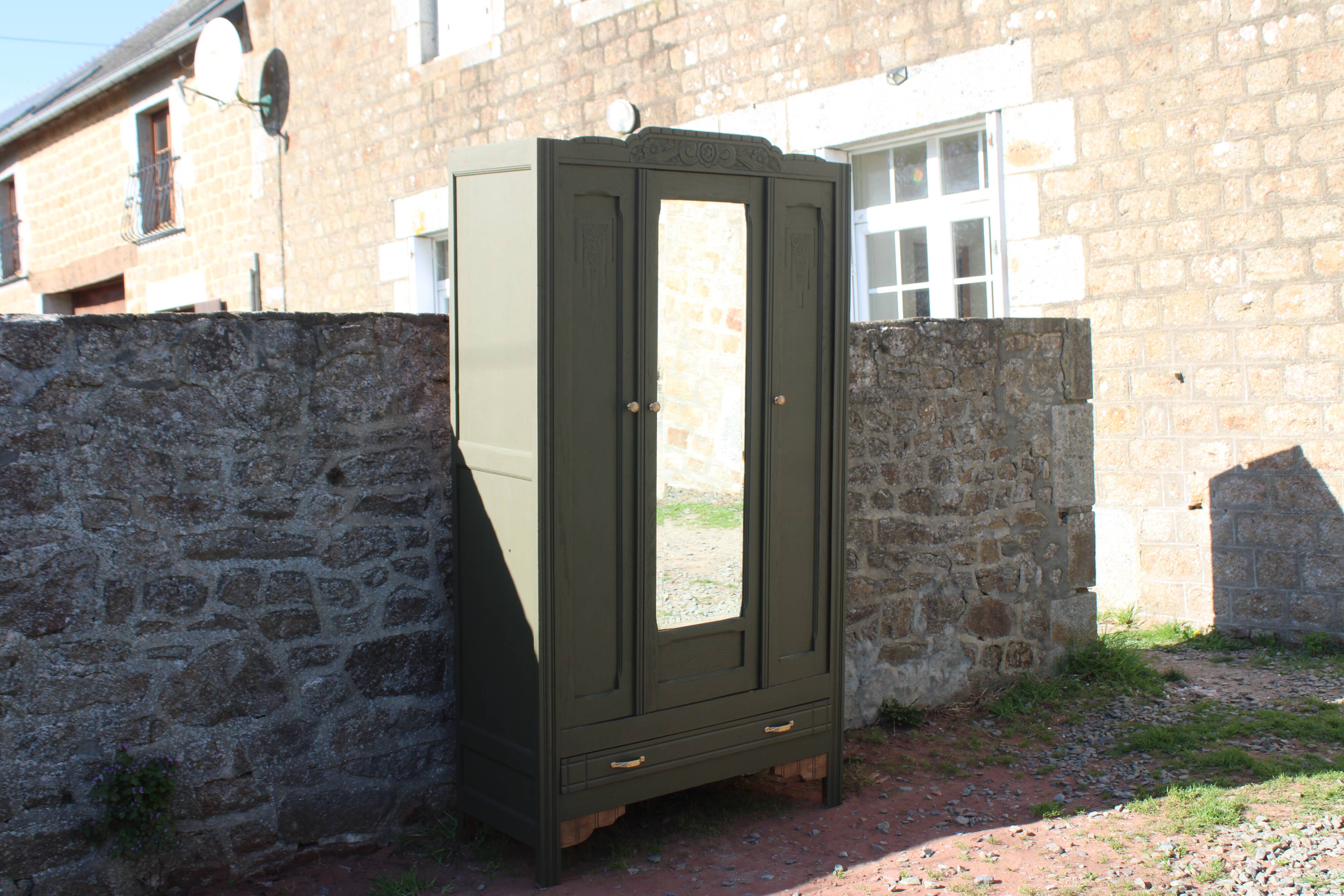 Art Deco wardrobe with three doors – Kaki Barda (Liberon)