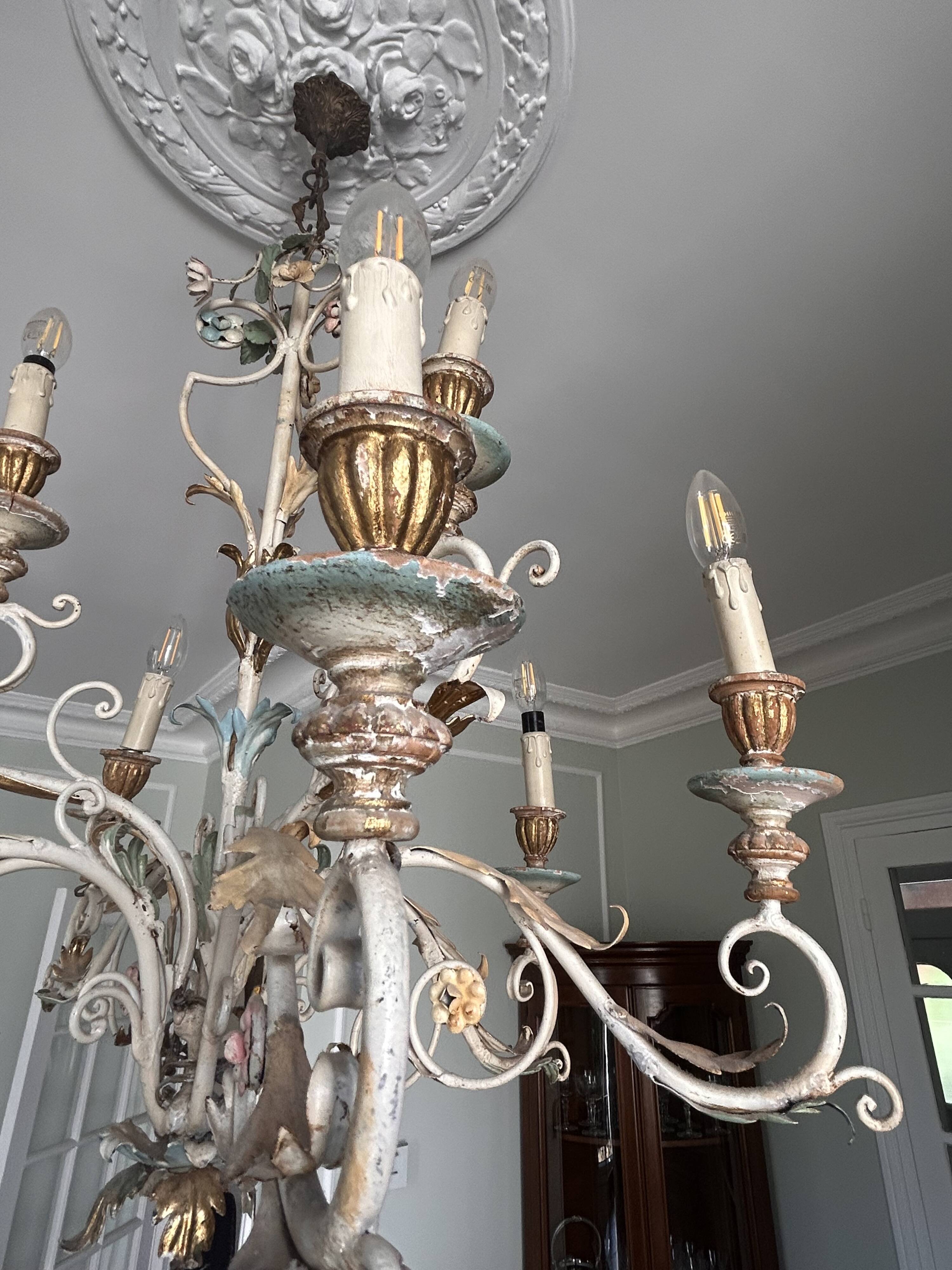 Lustre à bougies en fer forgé avec fleurs