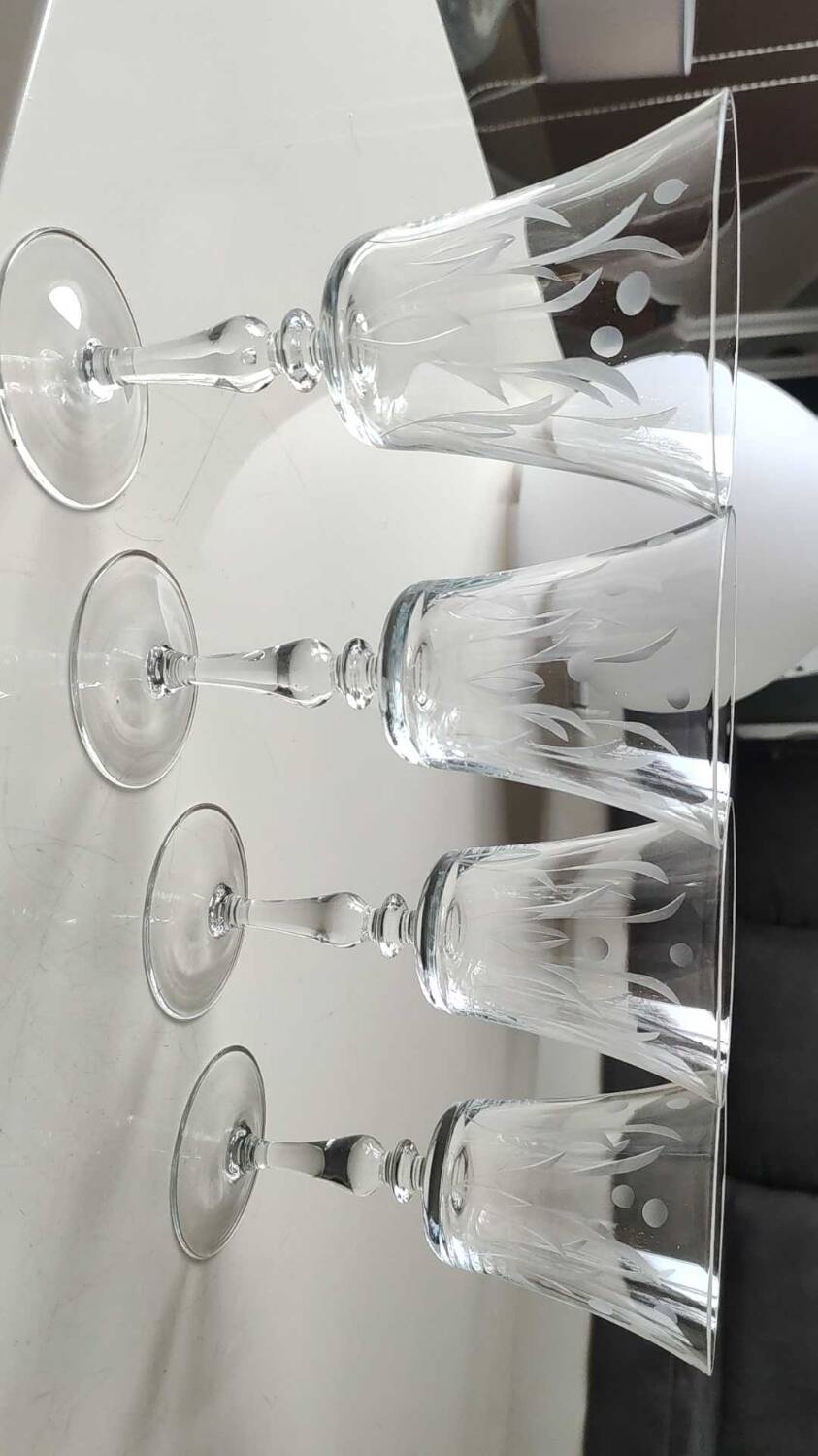 Set of 8 glasses with flared neck, in crystal. With frosted plant decoration. Height 16 cm