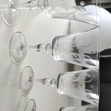 Lot 8 Verres à col évasé, en cristallin. A Décor végétal dépoli. Haut 16 cm