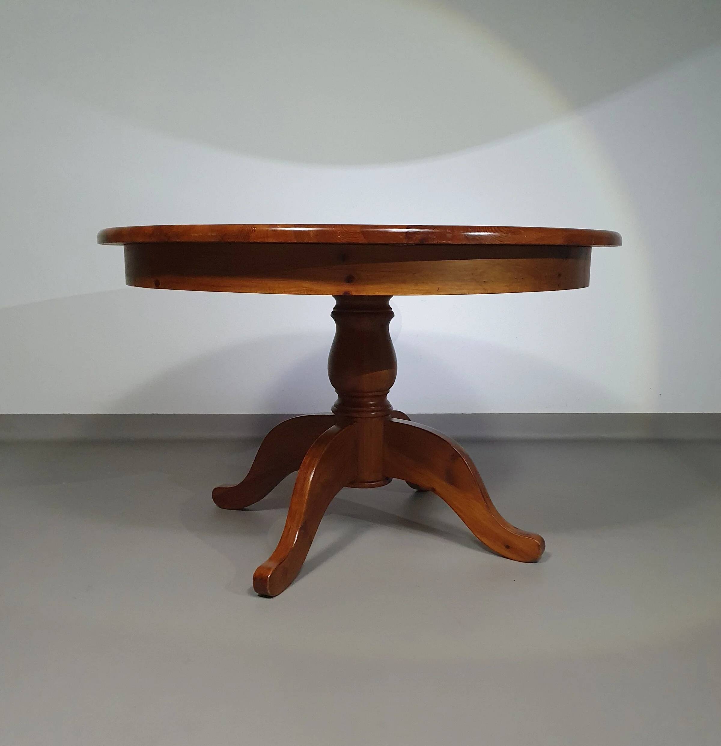Table à manger en bois de pin des années 70 / table à pieds en colonne en bois au design à 4 pieds avec plateau rond