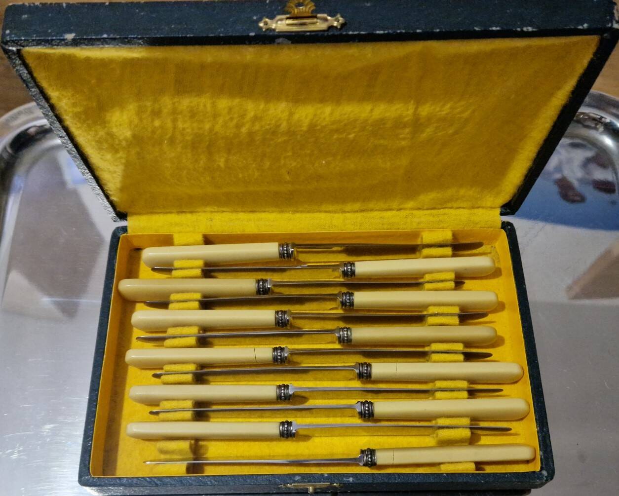 Service de 12 couteaux vintage OXO – acier forgé inox – coffret d’origine –