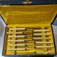 Service de 12 couteaux vintage OXO – acier forgé inox – coffret d’origine –