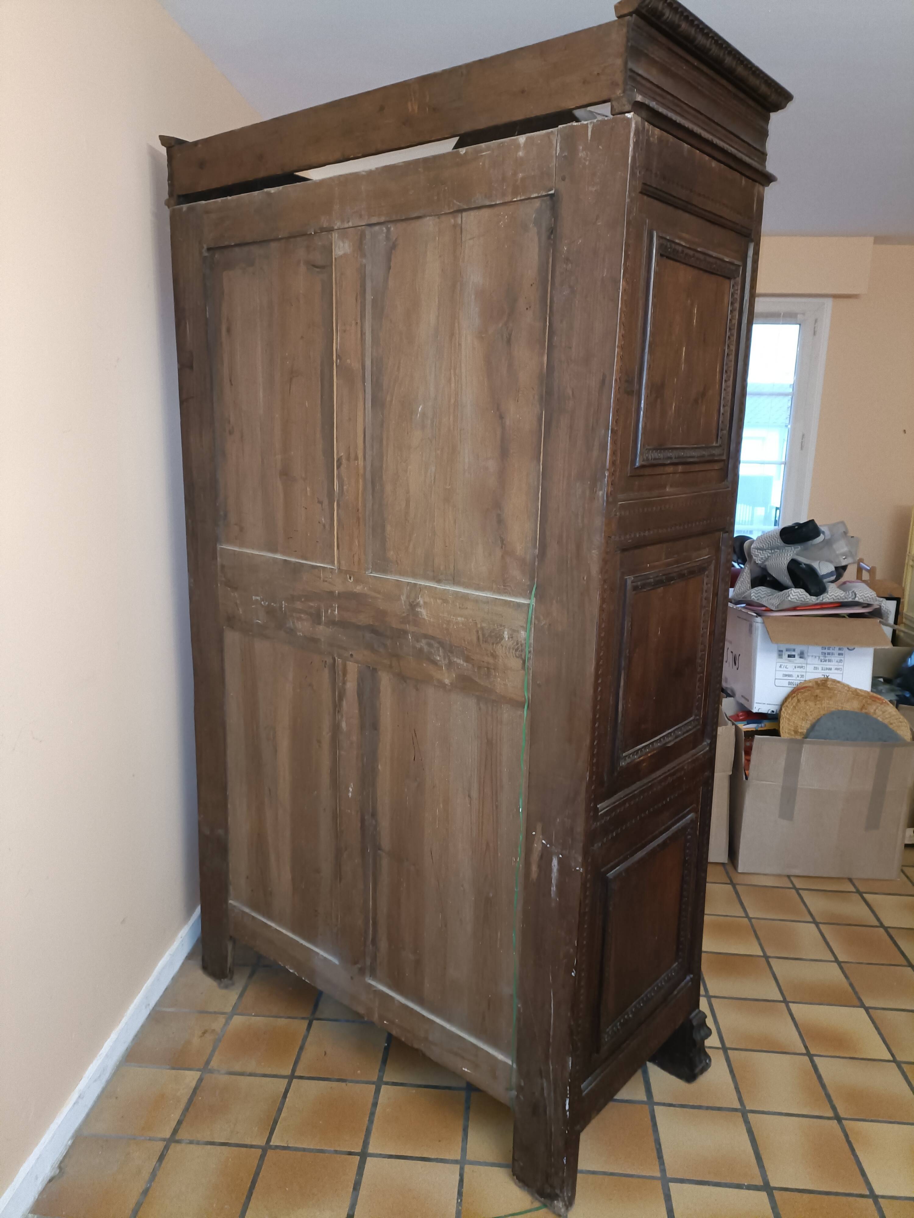 Armoire ancienne presbytère Bretagne