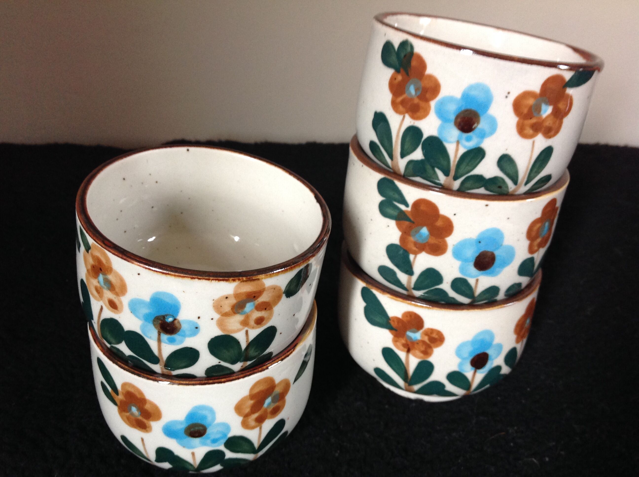 Series of 5 vintage cups