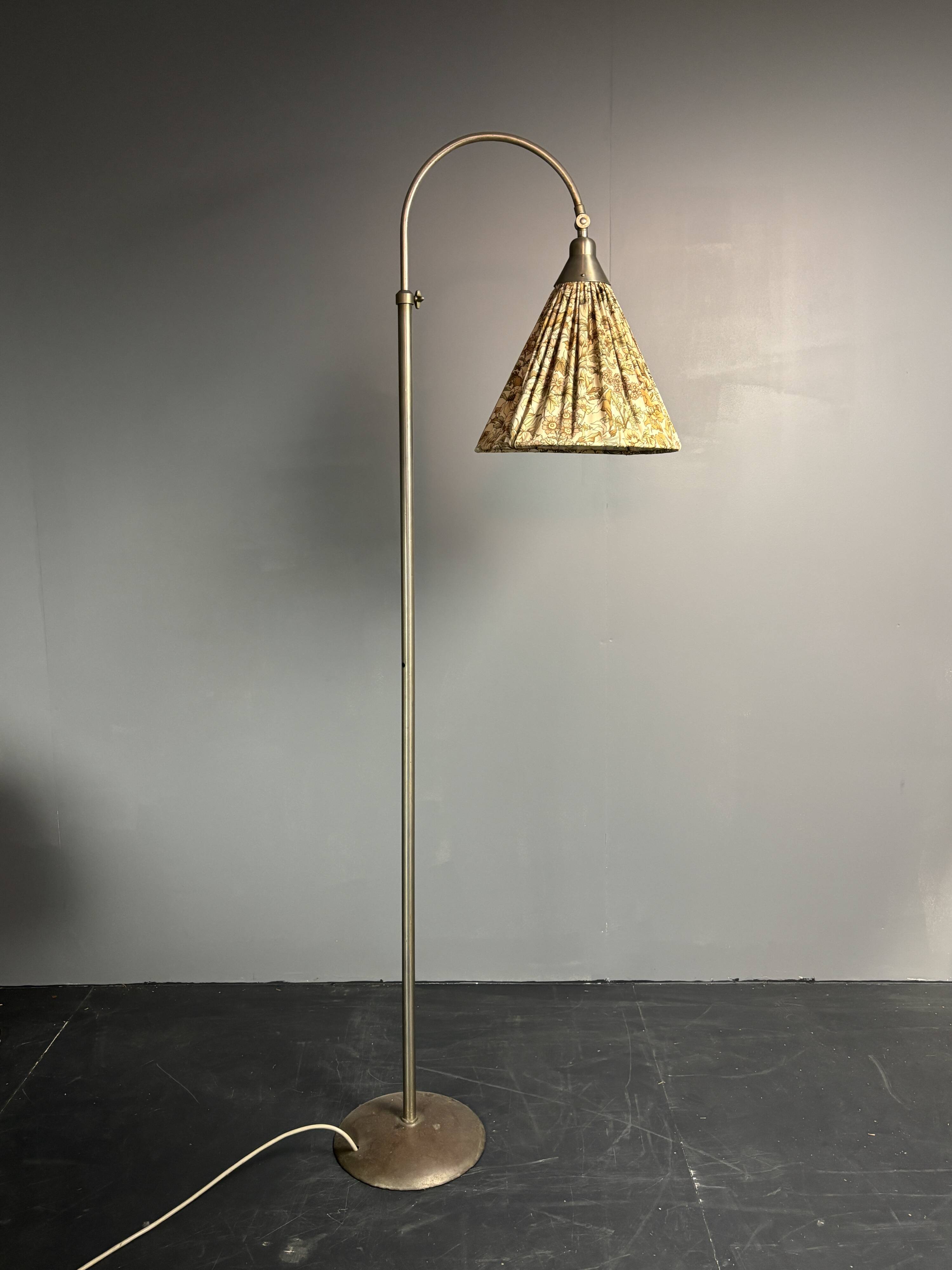 Dutch art deco modernist Bauhaus GISO 451 arc floor lamp W.H. Gispen, 1929
