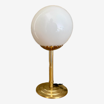 Lampe à poser globe vintage en opaline blanche